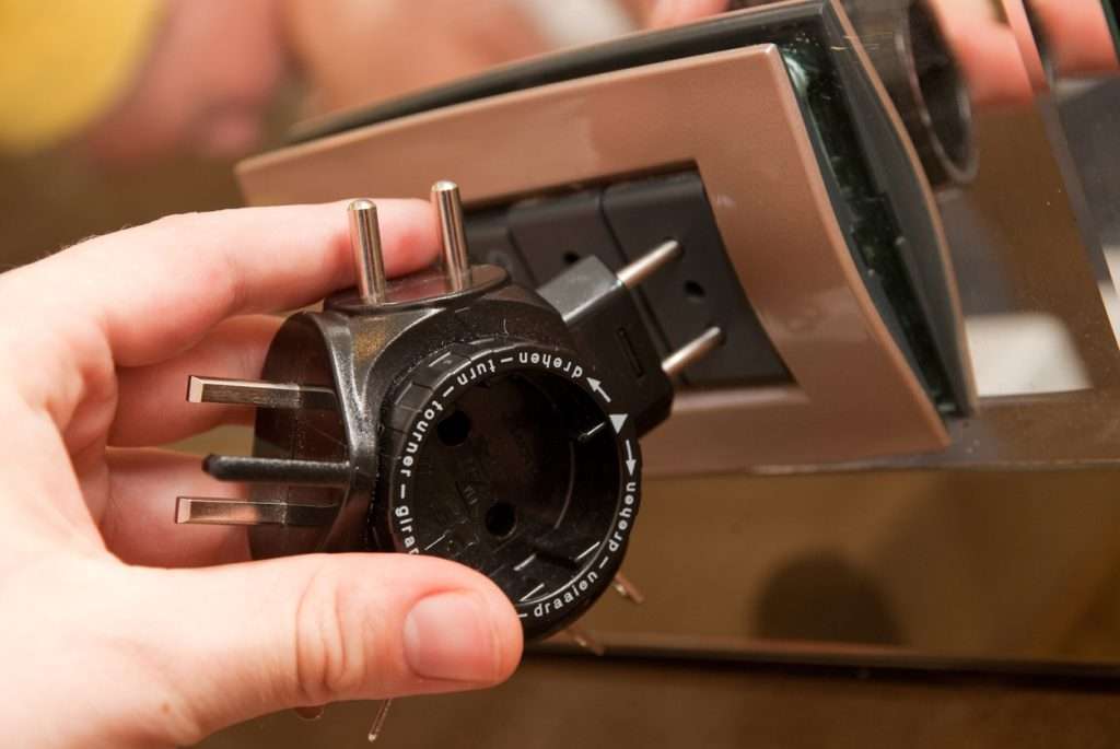 Handling a voltage converter and adapter
